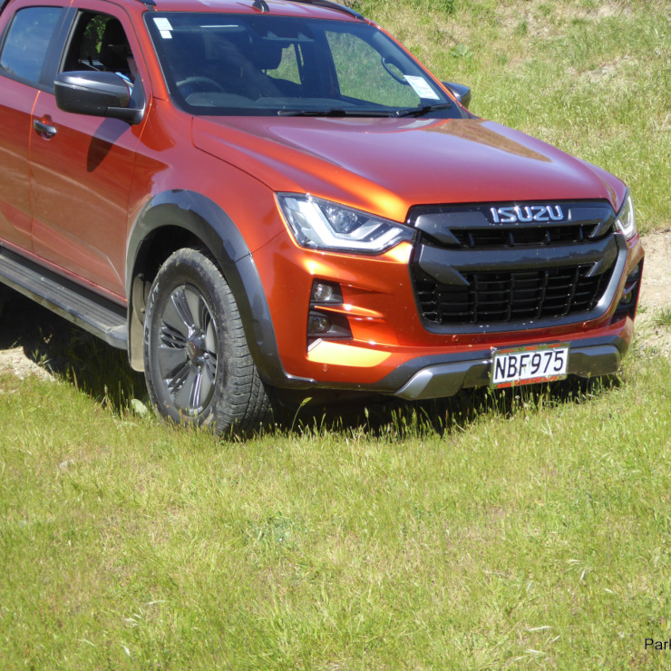 Isuzu Ute showing axle twisting